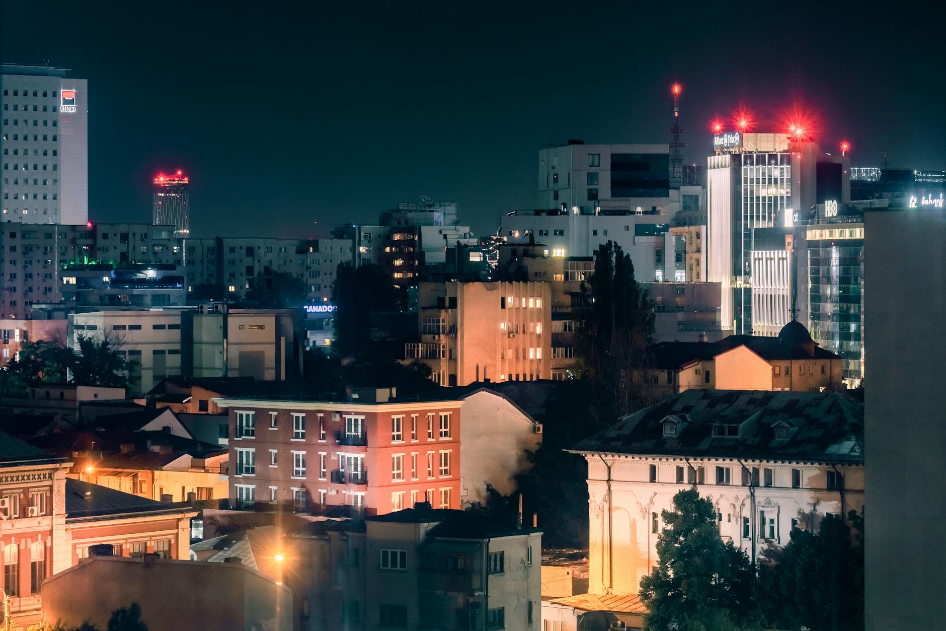 Peisaj urban în București cu clădiri moderne